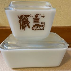 Pyrex vintage set of fridge dishes.